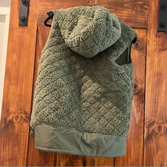 Patagonia Los Gatos Hooded Reversible Industrial Green Vest- Medium - Picture 8 of 11